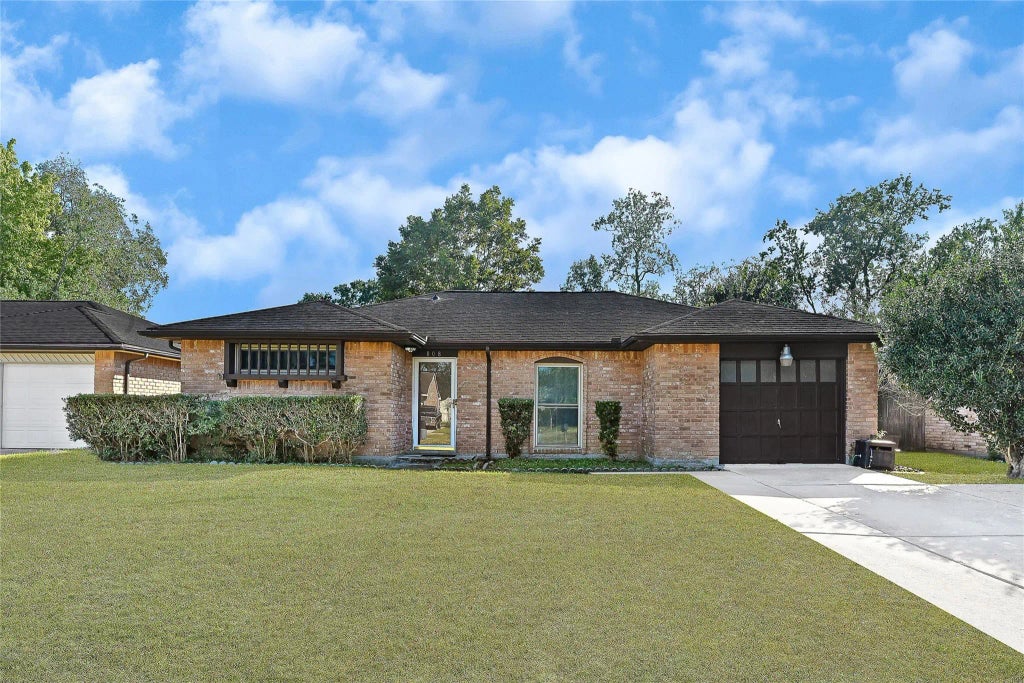 808 Merribrook Lane, Friendswood