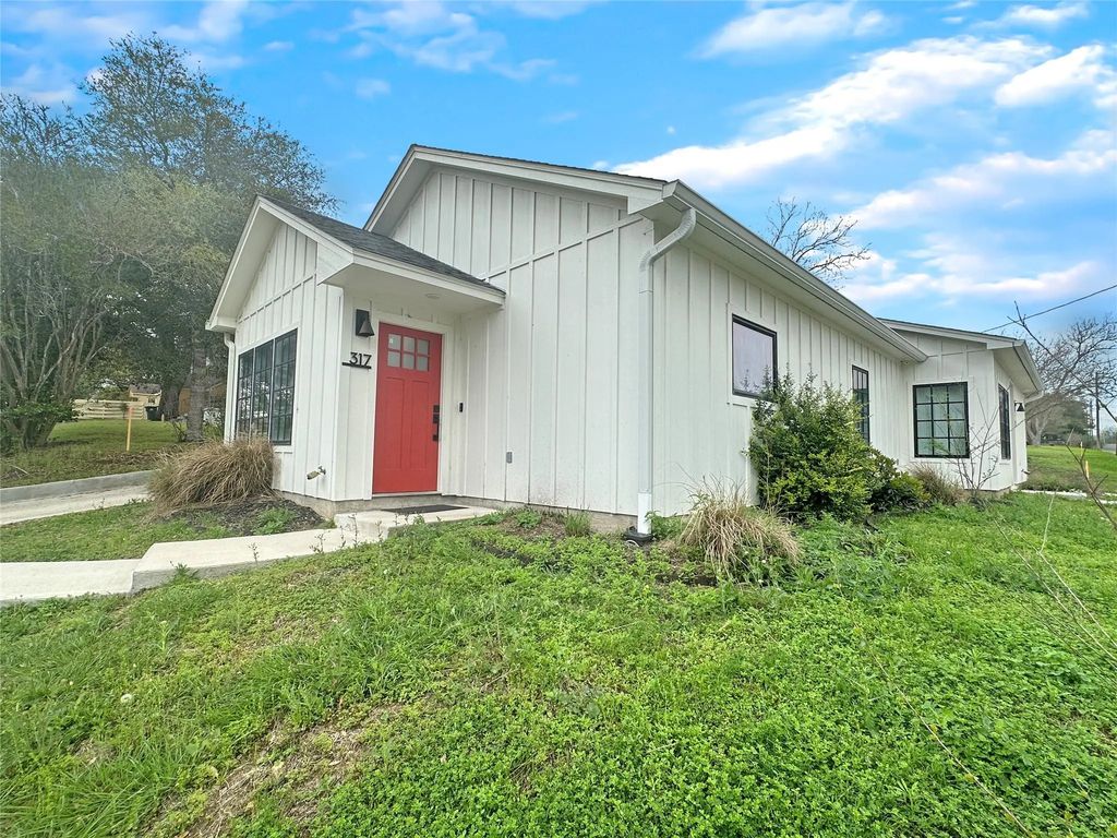 812 N Avenue B, Shiner