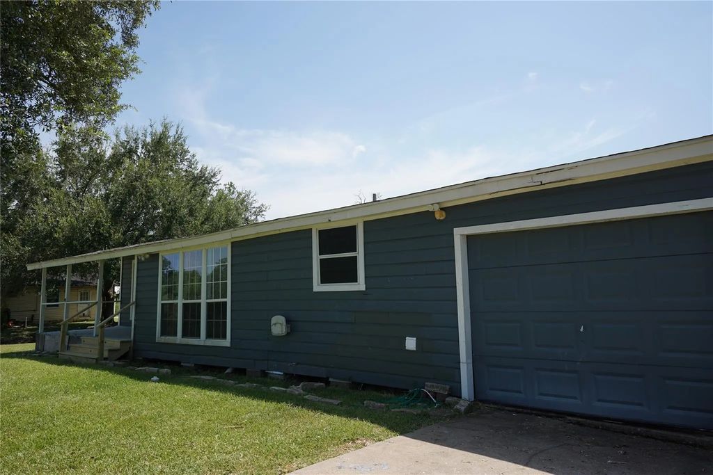 306 Center Way Street, Lake Jackson
