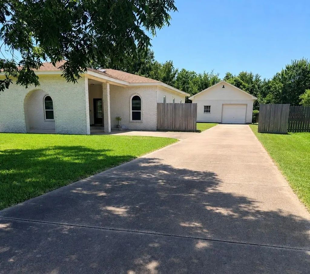 3230 W Meadow Lane, Dickinson