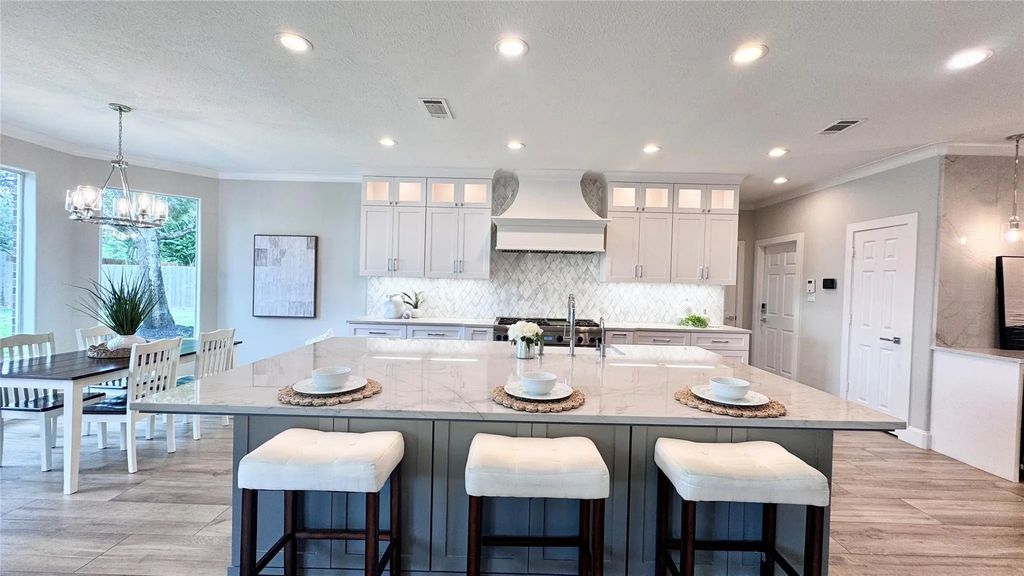 15206 Hilltop View Drive, Cypress
