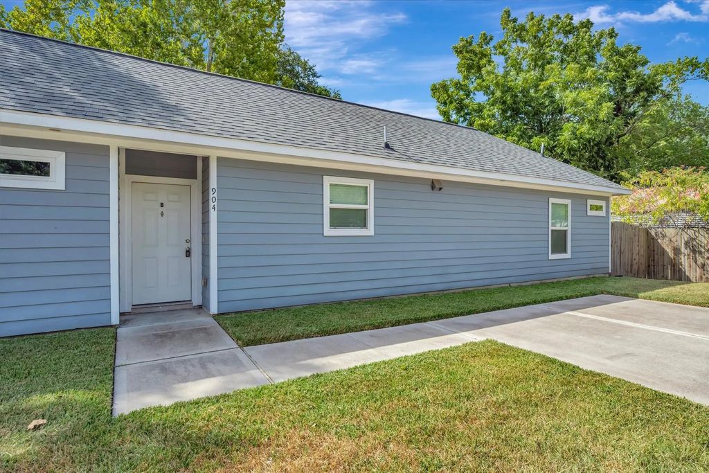904 W Sealy B, Alvin