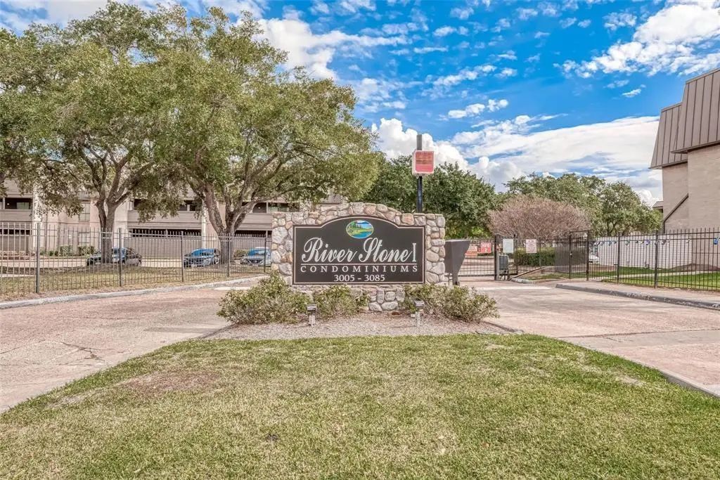 3075 Walnut Bend Lane 23, Houston