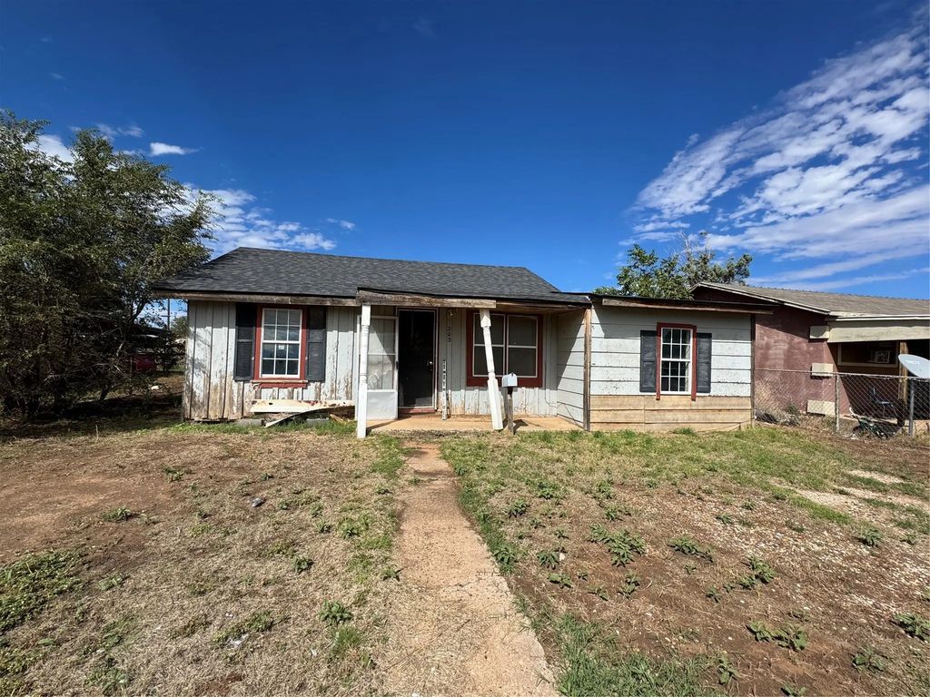 203 Pecan Street, Levelland