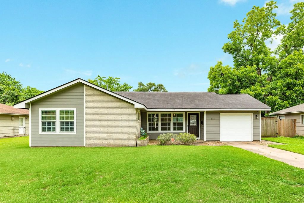 218 Palm Lane, Lake Jackson