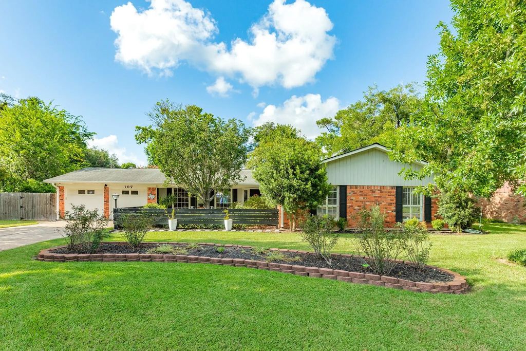 107 Hyacinth Street, Lake Jackson
