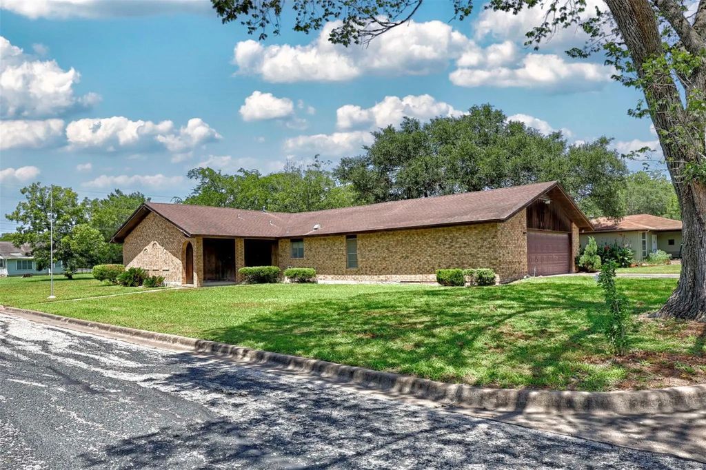 808 Herder Avenue, Schulenburg
