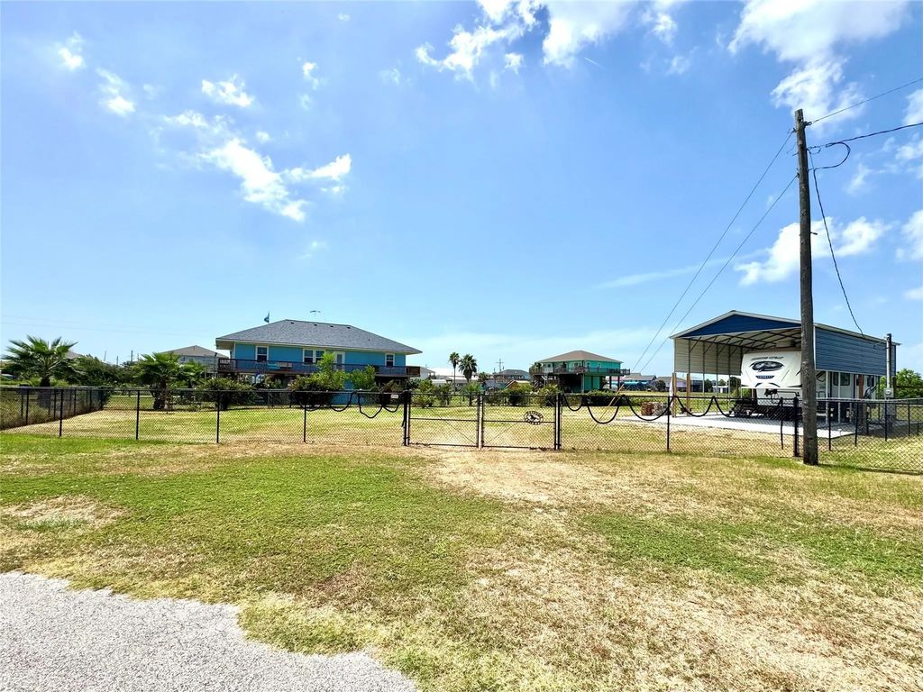 915 W Verdia Drive, Crystal Beach