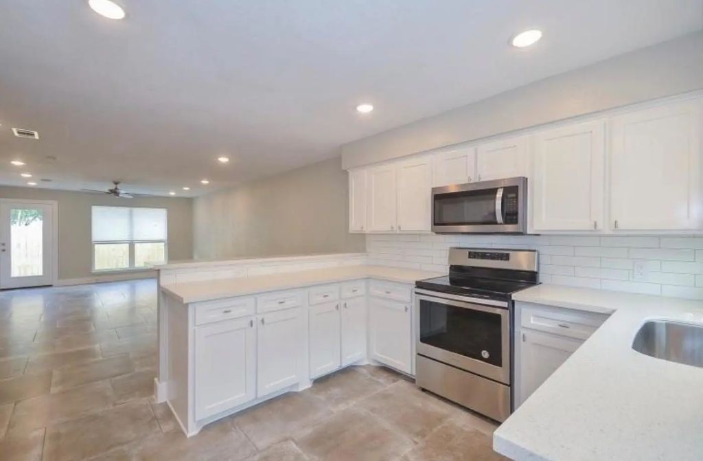 6313 Bowers Street, Wallis