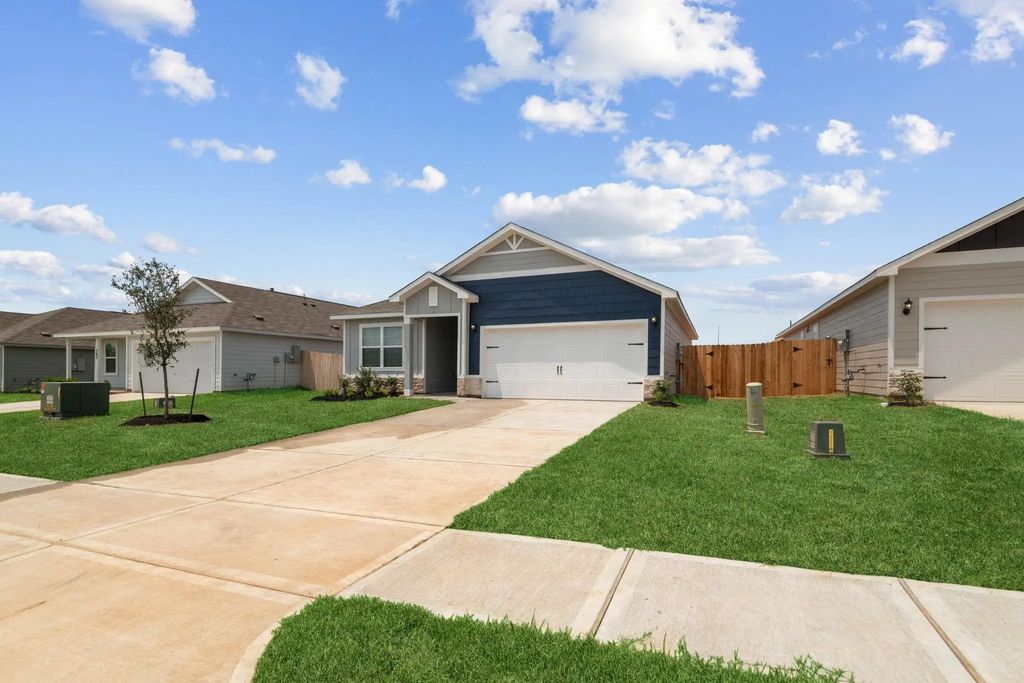 680 Rusted Spur Way, Waller