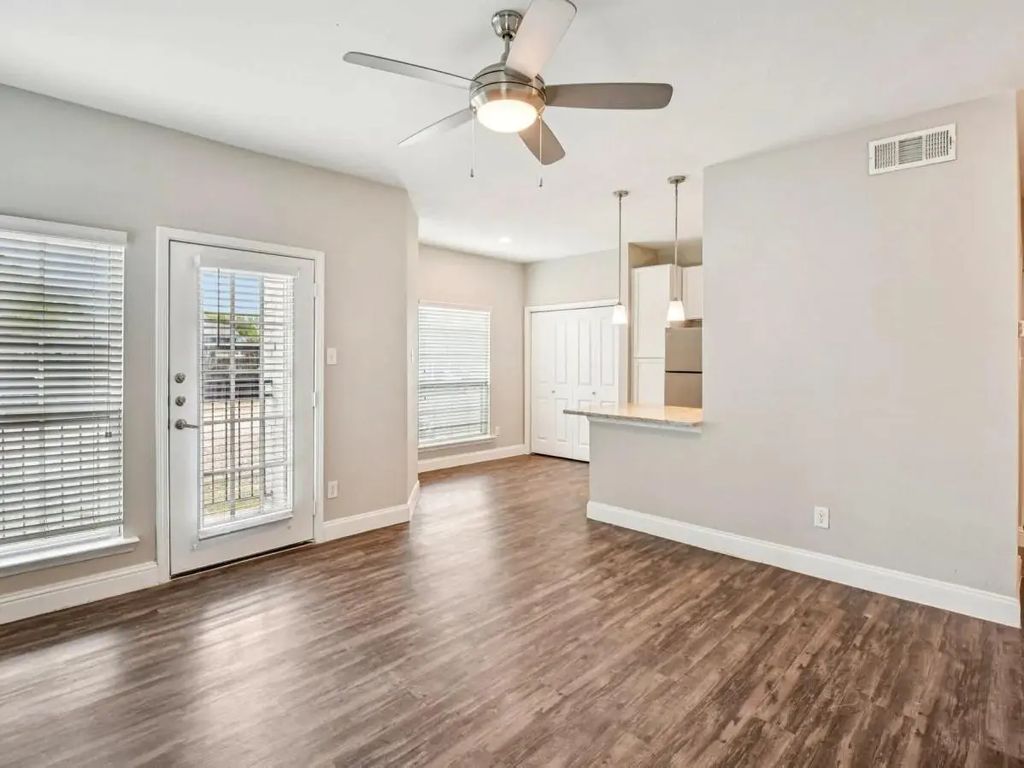 4211 Clay Hill Drive 906, Houston