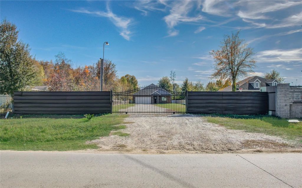 898 Road 3556, Cleveland