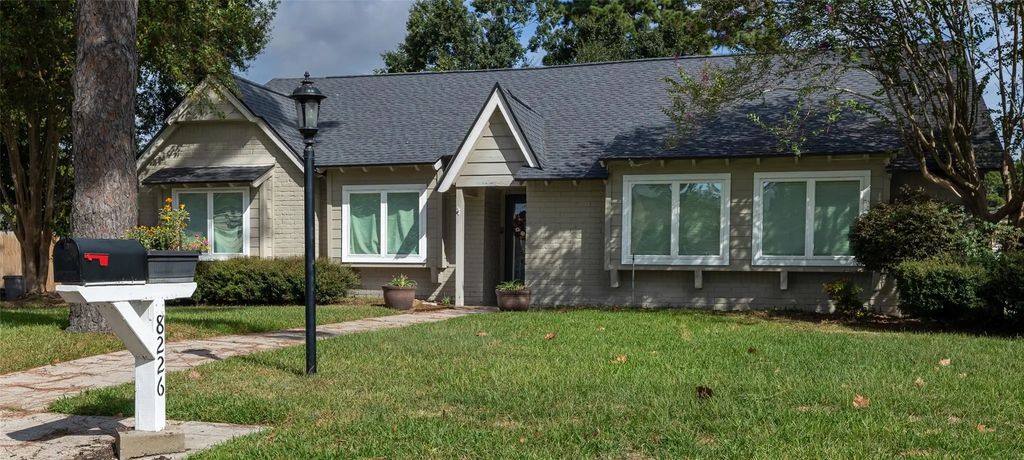 8226 Schaffer Lane, Houston