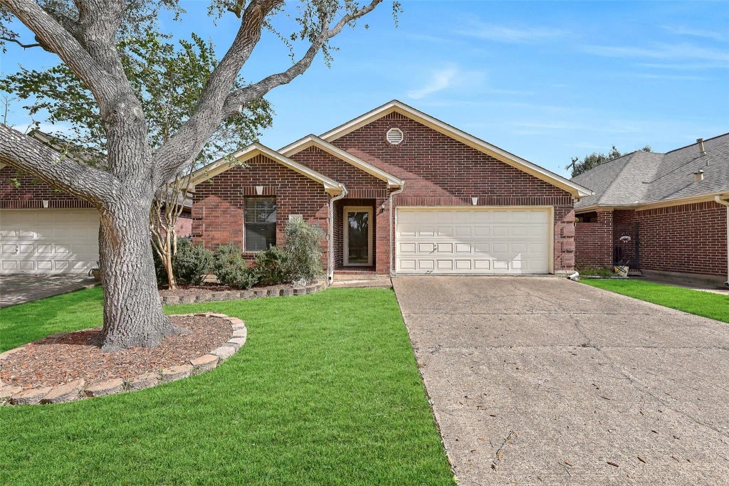 207 Live Oak Lane, Friendswood