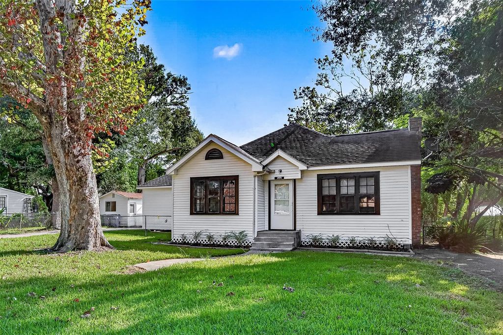 321 S Arcola Street, Angleton