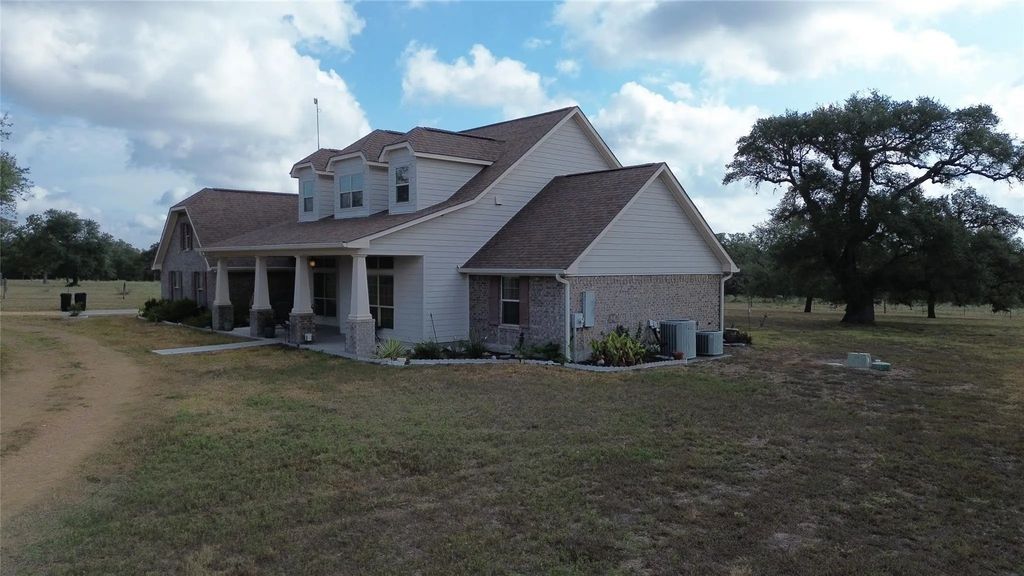1684 Zengerle Rd, Cuero