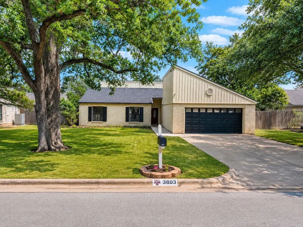 3803 Old Oaks Drive, Bryan