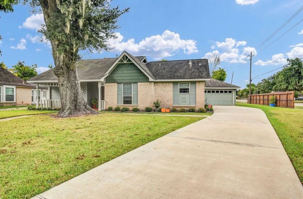 102 Raintree Lane, Lake Jackson