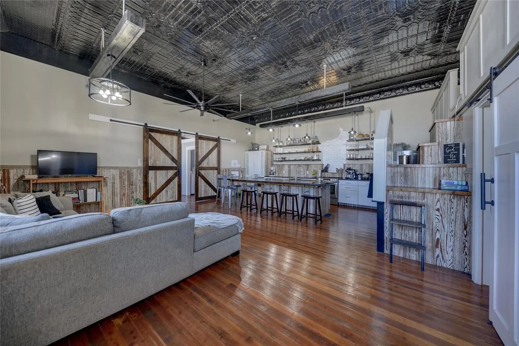 103 N Main B, Moulton