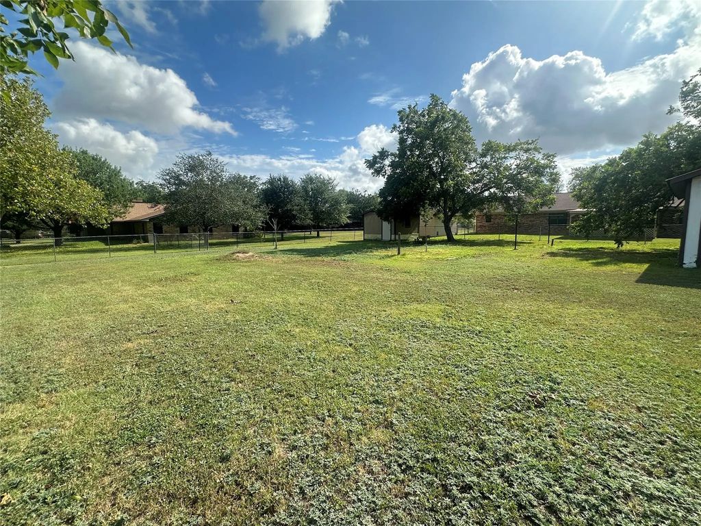 129 S Pecan Street, Flatonia