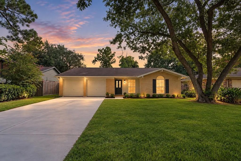 406 Christina Lane, Friendswood