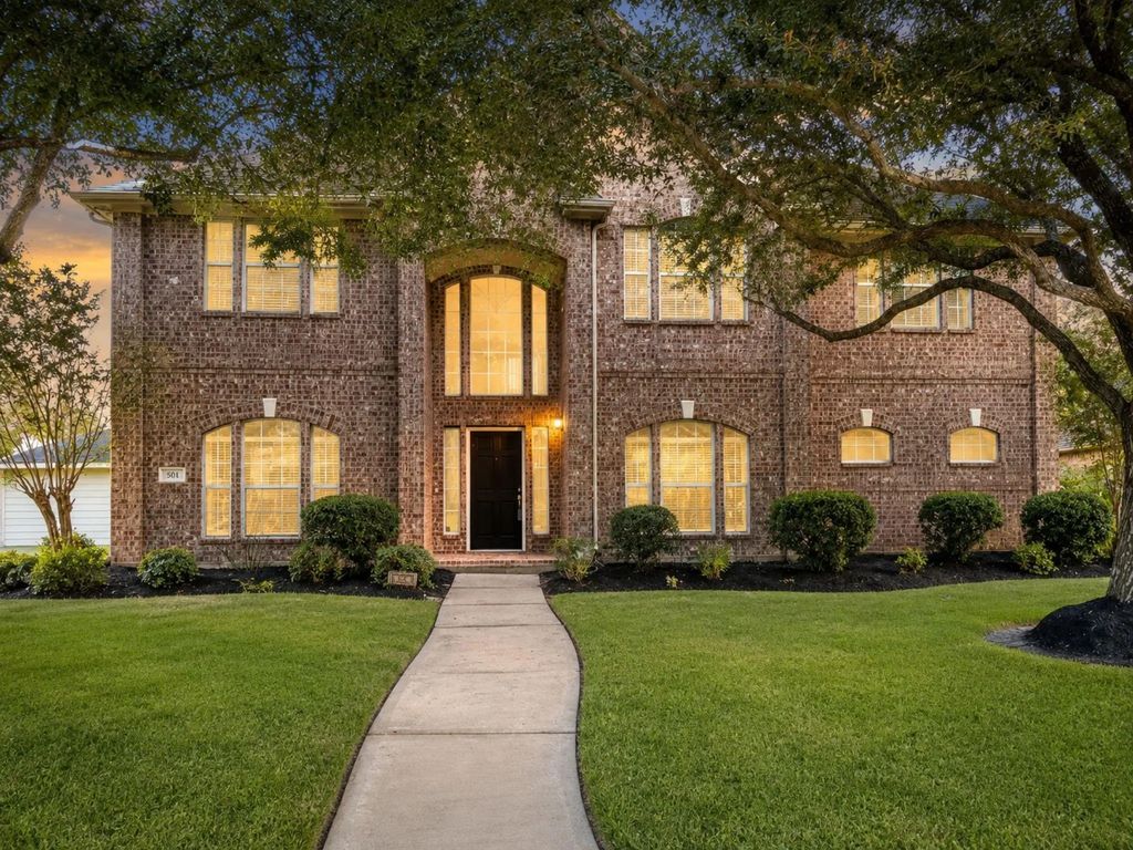 501 Falcon Lake Drive, Friendswood