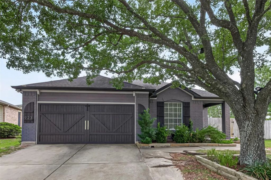 923 Saginaw Bay Court, Spring