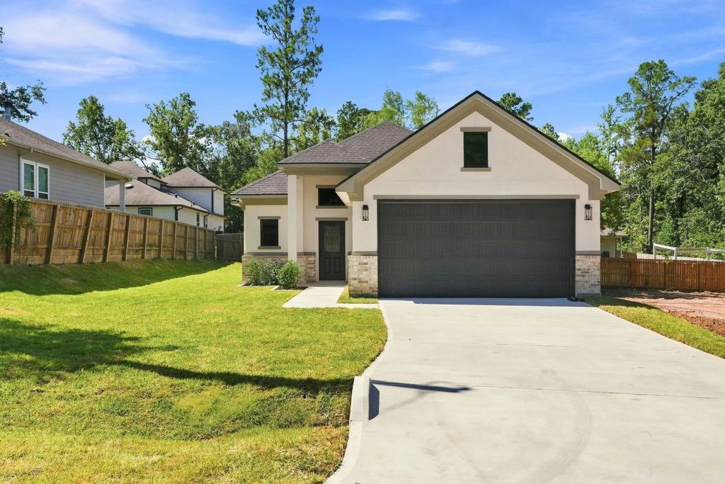 3020 Apache Street, Willis