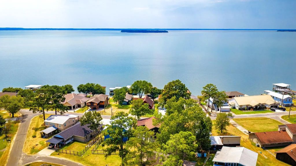 419 W Lake Shore Dr, Livingston