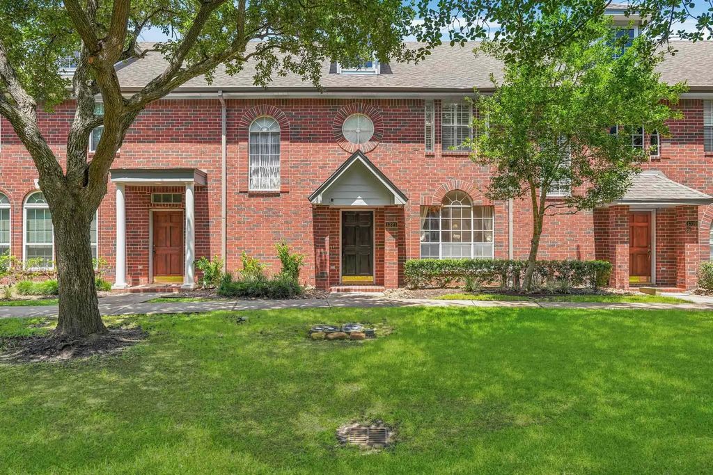 1321 El Camino Village Drive, Webster