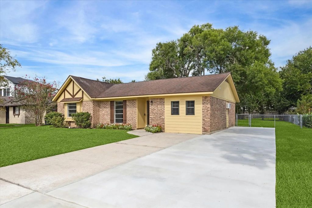 108 Annette Lane, Friendswood