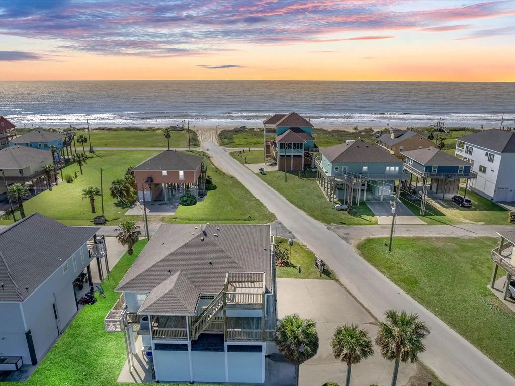 2901 Lakeside Drive, Crystal Beach