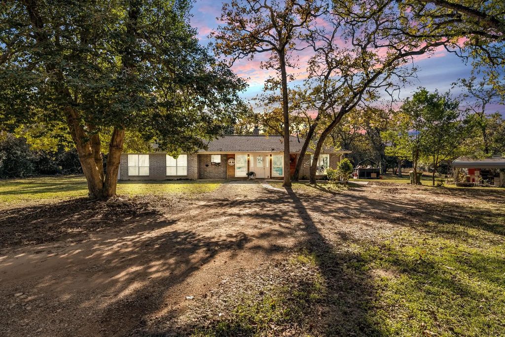 6 W Trail Lane, Hilltop Lakes