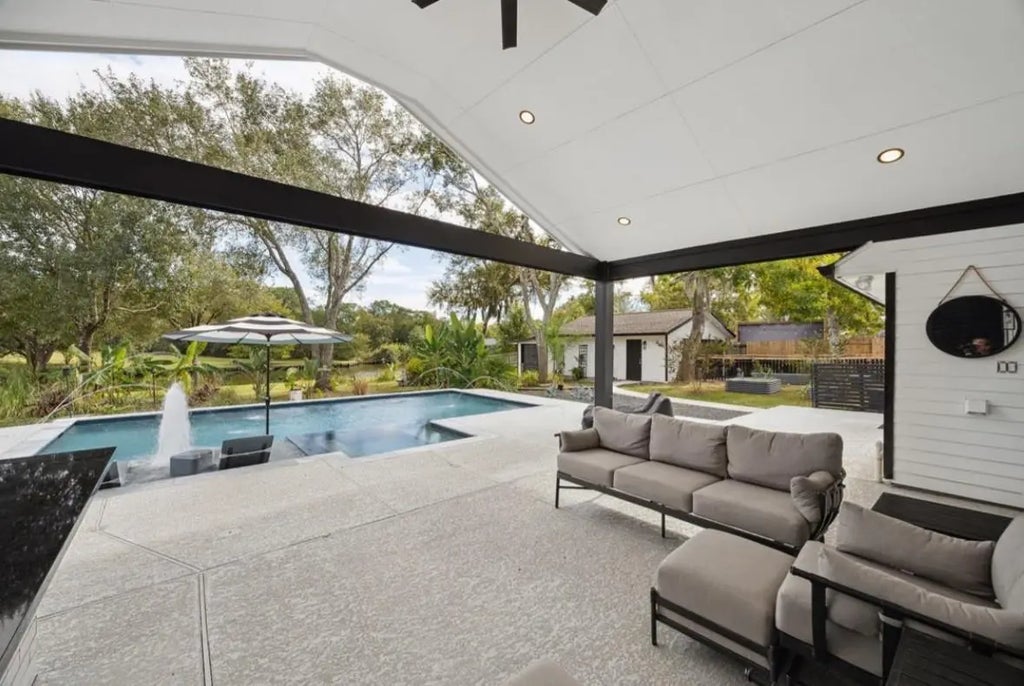 205 W Bayou Drive, Dickinson