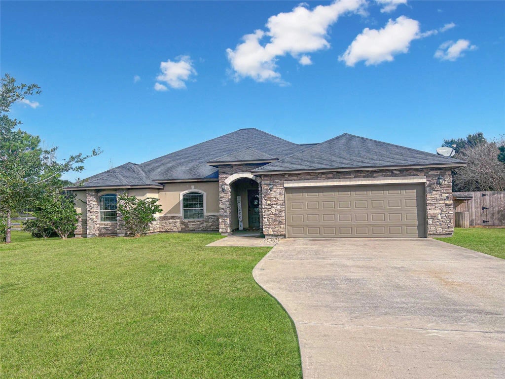 626 Sunset Trail, Angleton
