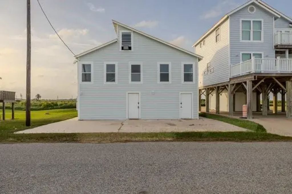 207 Beachfront Drive, Matagorda