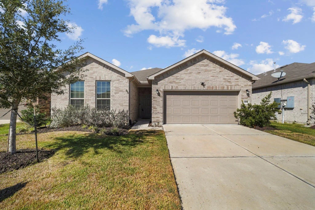 329 Paso Fino Drive, Alvin