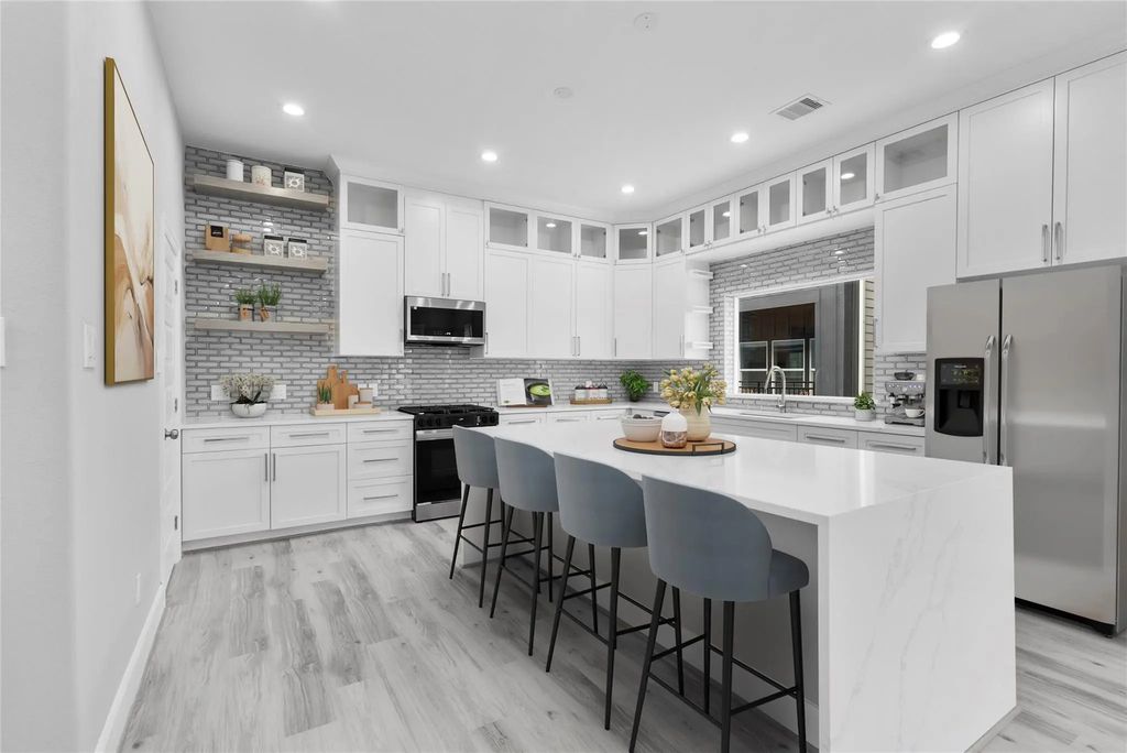 1210 W 17th Street E, Houston