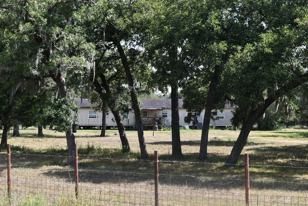 14600 Fm 530, Hallettsville