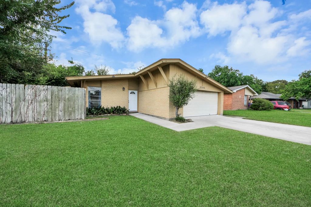 2703 Knotty Oaks Trail, Houston