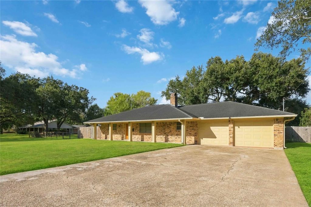 1218 S Booth Lane, Alvin