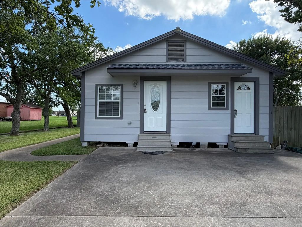 211 S Avenue C, Freeport