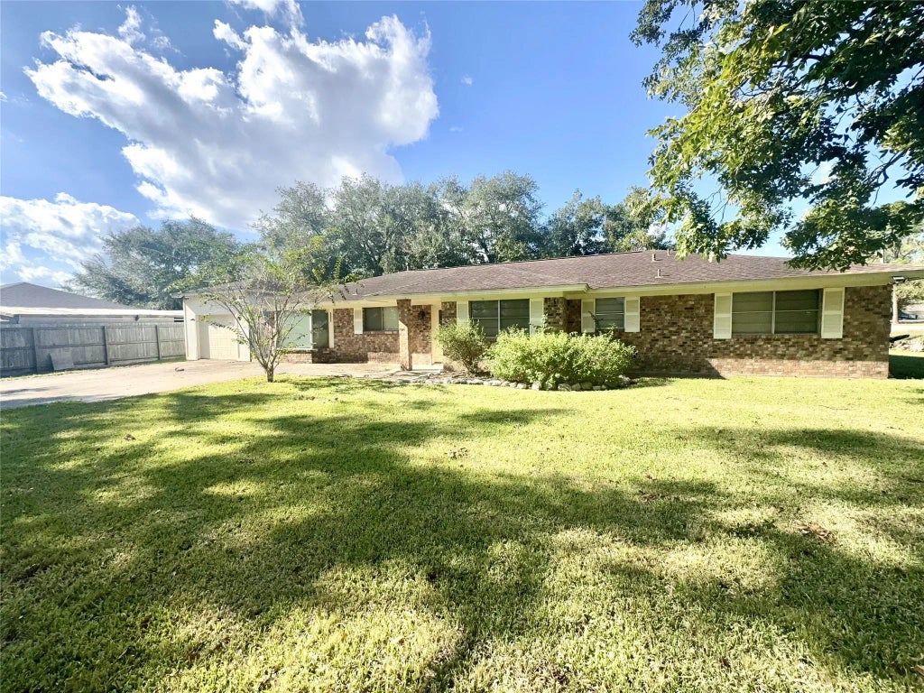 332 Farm To Market 2431, Markham