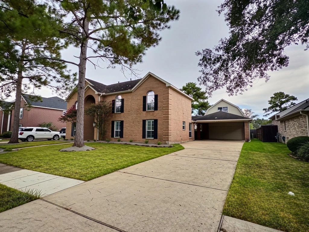 305 Oak Creek Court, League City