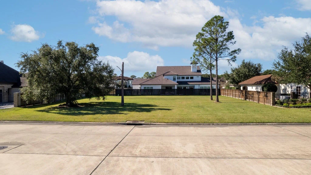 204 Monte Bello Drive, Friendswood