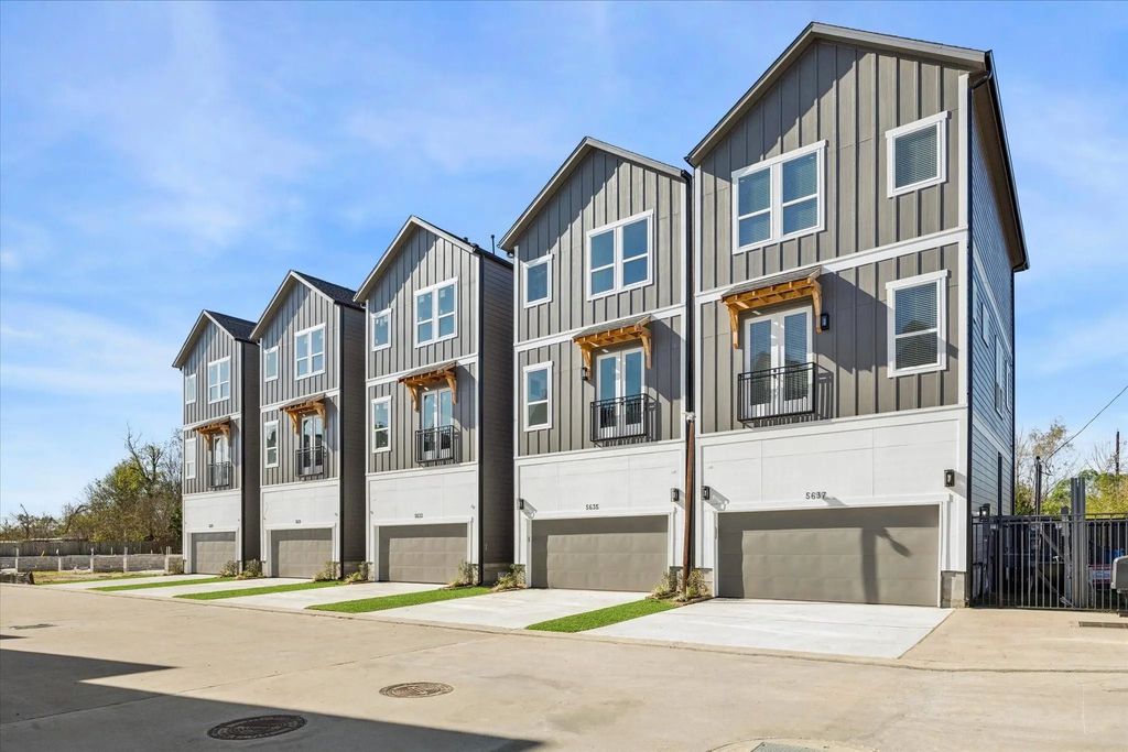 5635 Azores, Houston