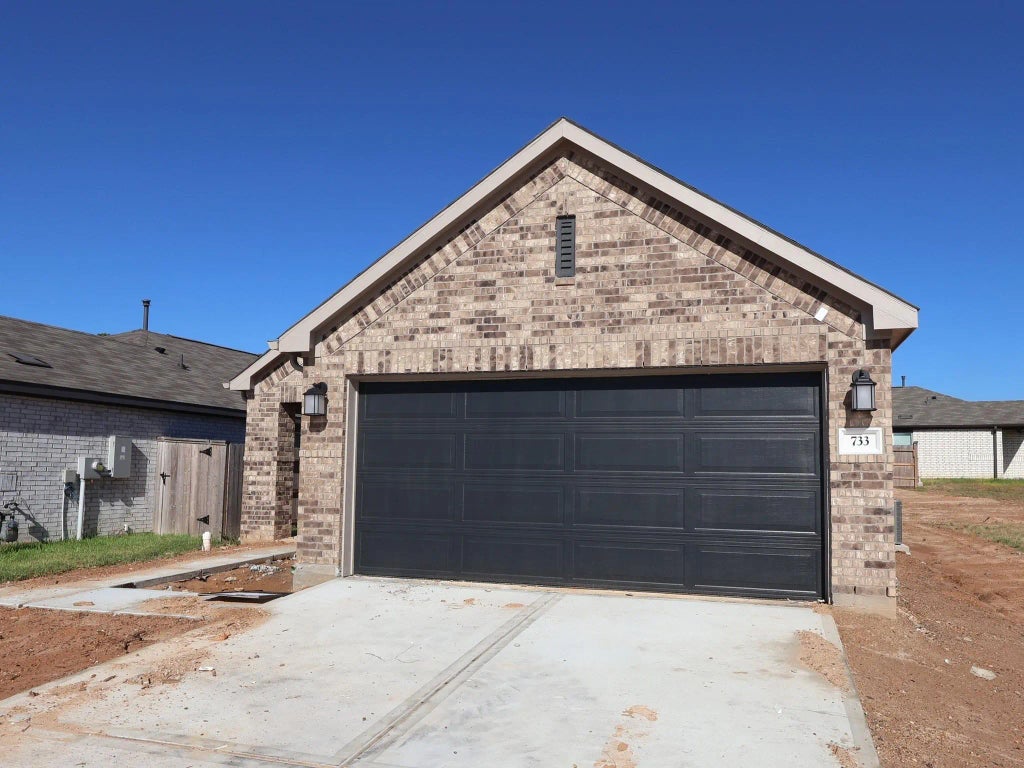 733 Falling Cave Drive, Willis