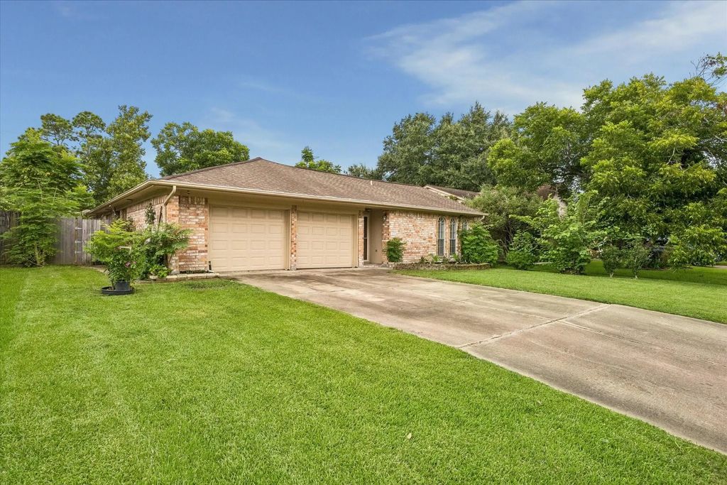 2011 Victoria Court, League City