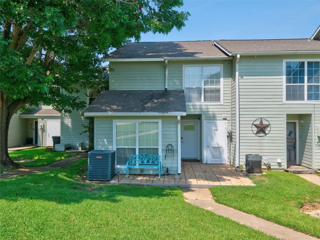 100 Edgewater Drive 44, Livingston