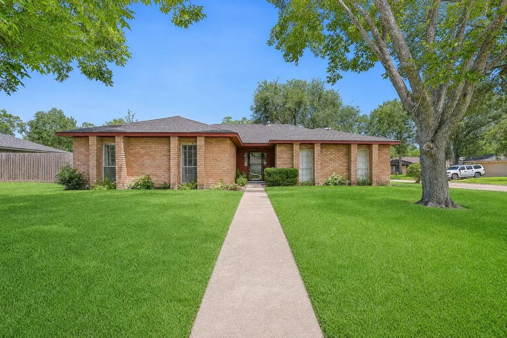 305 Castlelake Drive, Friendswood